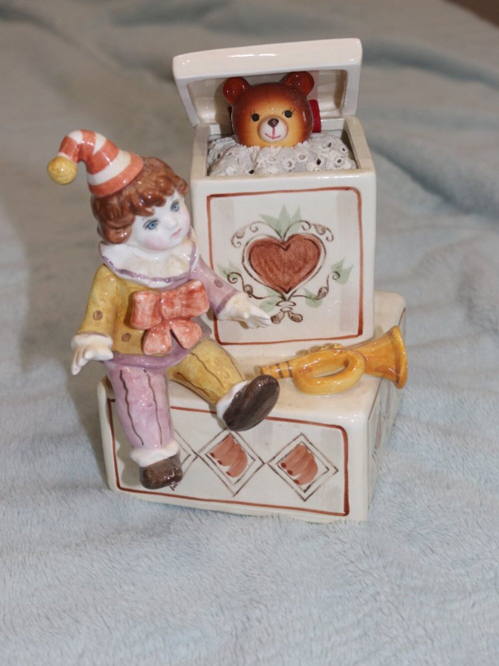 Vintage 1983 The Entertainer Jack in Box bear music box. Ceramic.